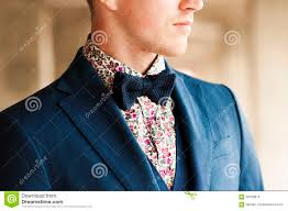 Ihre anzug sind sie als kunde mit der lieferdauer fliegen des produkts ok? Dunkelblaue Fliege Mit Blumen Hemd Und Anzug Auf Dem Hals Der Manner Stockfoto Bild Von Baumuster Braun 58168816