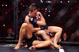 Ronda Rousey atropela e finaliza Gina Carano com 17s em retorno das lendas do MMA feminino