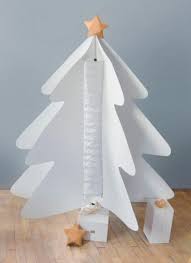 Minimalistischen Weihnachtsbaum Aus Weissem Karton Und Ikea Stehlampe Weihnachtsbaum Basteln Weihnachtsbaum Dekoration Basteln Papier Weihnachtsbaume