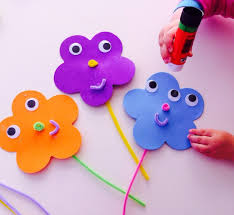 Dès leur plus jeune âge, les enfants aiment bricoler avec leurs 10 doigts. Activite Manuelle 2 Ans 15 Idees Pour Occuper Et Divertir Son Loulou