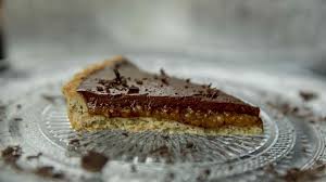 Das Grosse Backen Tarte Au Chocolat Mit Flussigem Karamelkern Rezept Das Grosse Backen Kochen Und Backen Lebensmittel Essen