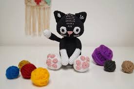 kuru indeciso con que ovillo jugar asi me siento cuando veo tanta lana y tantas ideas para tejer les pasa a ustedes tamb minnie minnie mouse character