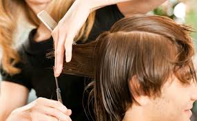 Ho fatto questo video riprendendo mentre sto tagliando i capelli ad un mio amico. Come Tagliare I Capelli Ad Un Uomo A Casa Ecco Il Tutorial Da Seguire