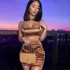 Robe camisole en satin à col bénitier online. Robe Courte En Satin