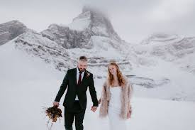 Anyone notice what's missing in this photo? ⛰️⛰️⛰️⛰️⛰️⛰️⛰️⛰️⛰️⛰️⛰️⛰️⛰️⛰️  When getting married in Jasper didn't work out, S & S made another plan and  our florals went