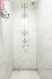 bianco carrara gezoet badkamer bathroom marmer marble natuursteen naturalstone vloer floor flooring ti badkamer marmeren badkamer badkamer inspiratie