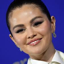 Sienna Miller Is A Modern Mama As She Bares Her Baby Bump In Crop Top &  Skirt