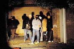 Sinds 21.00 trekken zo'n 300 relschoppers door de stad en laten ze een spoor van vernieling achter. Nrc Handelsblad Vandaag