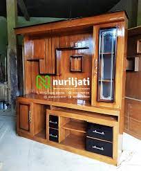 Jika kamu menyukai gaya bohemian atau tropis, partisi dengan bahan ini bisa berbaur dengan baik bersama furnitur lain di rumah. Partisi Sekat Pembatas Ruangan Kayu Jati Nuril Jati Furniture