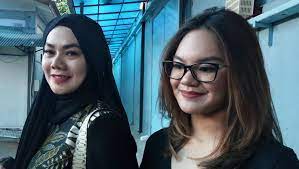 Unggahan sarita abdul mukti instagram unggahan ini juga menuai berragam reaksi dari warganet. Gara Gara Jennifer Dunn Sarita Abdul Mukti Dan Anak Anak Kehilangan Sosok Kepala Keluarga Okezone Celebrity