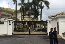 Polisi bekerja selama operasi penggeledahan rumah mantan perdana menteri najib razak di kuala lumpur, malaysia, 16 mei 2018. Rumah Najib Razak Di Langgak Duta Jepen Gel V
