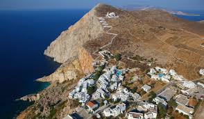 Στον χώρο μας μπορείτε να απολαύσετε ποικιλία ροφημάτων, όπως καφέ, φρέσκα smoothies και χυμούς, milkshake, βιολογικές μπύρες, ντόπιο κρασί κ.α.επιπλέον σερβίρουμε μεζέδες, σάντουιτς, γλυκά, παγωτά και άλλα! To Nhsi 3enodoxeio Anatolh Folegandros Kyklades