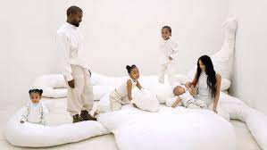 Kim kardashian has explained those confusing af taps in her bathroom and some very extra details in the tour she gives of hers a kanye west's unique house. Kim Kardashian And Kanye West Reveal Californian House