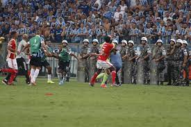 O clássico grenal sempre será um jogo que chama a atenção. Classico Manchado Primeiro Gre Nal Da Historia Da Libertadores Tem Briga E Oito Expulsoes Libertadores Ge