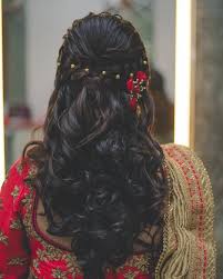 8 Ways In Which A Bride Can Rock It With Open Hairstyles On Her Wedding Engagement Hairstyles Medium Hair Styles Indian Bridal Hairstyles