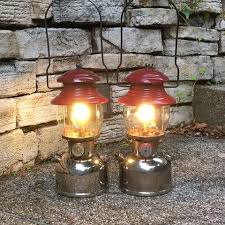 2台のカナディアンコールマン200です ガチガチだったフューエルキャップのパッキンの交換とクロムタンクの磨きを加え 見事再生 燃焼もバッチリです 片方はいわゆるバースデーランタンです 火屋のロゴも旧ロゴでgoodです vintag jar lamp mason jar lamp