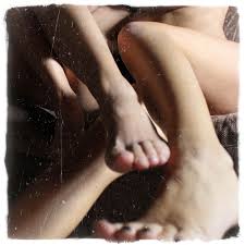 Feticismo dei piedi: perché è così diffuso e 6 idee per giocare con i piedi