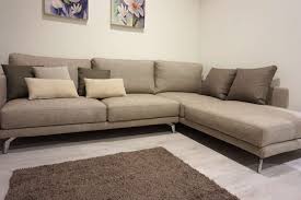 Divano moderno lineare ed elegante, con base in acciaio inox, e due spalliere regolabile. Divano Angolare Moderno Morbidline Austin In Offerta Sala Arredamenti
