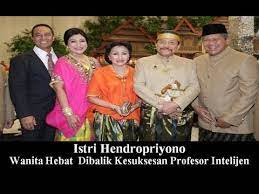 Kedatangan hendropriyono dan istrinya adalah untuk bersilahturahmi dengan presiden jokowi. Istri Hendropriyono Wanita Hebat Dibalik Kesuksesan Profesor Intelijen Youtube