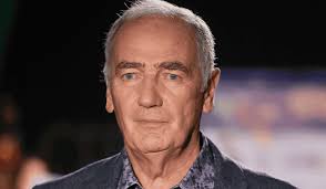 Zdjęcie Karola Strasburgera w samych slipkach na plaży, obejmującego żonę i  Skrzynecką trafiło do sieci