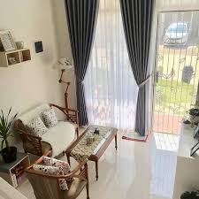 Mengkombinasikan dua macam warna dengan motif garis tentu saja akan membuat interior ruang tamu anda semakin keren dan terlihat mewah. Sederhana Tapi Elegan 26 Model Gorden Minimalis Untuk Pintu Dan Jendela Ruang Tamu Ruang Keluarga Minimalis Kamar Dekor Ide Dekorasi Rumah