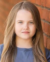 Clarissa Bean's Instagram, Twitter & Facebook