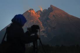 Sosok penampakan wayang semar dalam letusan hari ini pukul 05.21 wib. Gunung Merapi Alami 15 Gempa Hari Ini Republika Online
