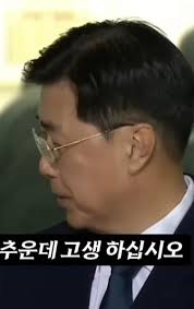 요즘 가장 강한 인상을 주는 사람이 이분 홍차장님이다. 홍장원 차장의 어법을 보면 진짜 강한 내면을 가진 사람의 매너, 절제된 톤,  품격이 모두 보이기 때문이다. 30년을 최정예 블랙요원으로 살아왔다는데(에이스 였다고 함)그가 헤쳐온 삶은