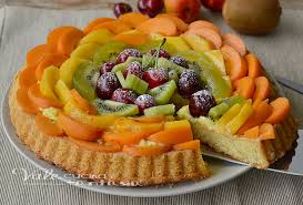 Crostata di frutta fresca, un dolce allegro e colorato, ideale per la stagione estiva, con fresca crema pasticciera. Crostata Morbida Con Frutta Fresca E Crema Pasticcera