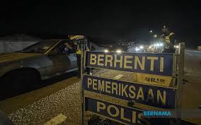 Jalan raya memang fasilitas umum yang bisa dipakai siapa saja. Goeo2eke6to Dm