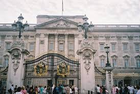 Смена караула у букингемского дворца в лондоне changing of the guard buckingham palace. Buckingham Palace London Paris1972 Versailles2003