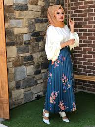 Mavi sıcak tonları barındıran aynı zamanda da soğuk görünümden tamamen. Tesettur Kombinlerin Olmazsa Olmazi Pileli Etekler Nasil Kombinlenir