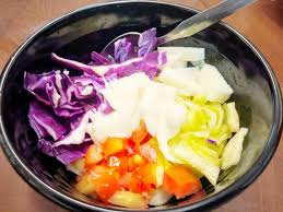 Beberapa sayuran yang sering digunakan adalah kol, sawi, tomat, lobak, mentimun, paprika, bit, dan wortel. Cara Mudah Membuat Salad Sayur Sendiri Steemit