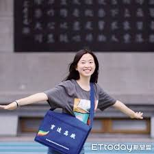 2018年參加台灣歌唱節目《聲林之王》 。 2020年發行個人首張單曲《下次遇見再相愛》 。 另外也是youtube頻道「中學頭條」的固定演員。. è²æ èåè¸è¢«è¨ºæ·éå ç¸èªªæ'æè¶è½å æ¯ç¹å¥çå°å­© Ettodayæ°èé² Line Today