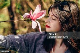 Photo libre de droit de Jeune Homme Barbu Souriant Sentant De Magnifiques  Fleurs banque d'images et plus d'images libres de droit de Prise de vue en  extérieur