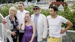 Hlavní role ztvárnili hynek čermák, tatiana dyková, yvona stolařová, pavel liška, eliška balzerová, martin pechlát. Posledni Aristokratka Ve Varech O Orechovce Posukovi A Kostce Novinky Cz