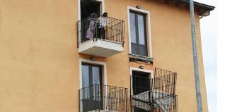Nel caso dei balconi incassati, il proprietario dell'appartamento sito al piano inferiore può agganciare le tende alla soletta del balcone sovrastante, senza dover necessariamente richiedere l'autorizzazione al proprietario del piano superiore. Responsabilita Dell Amministratore In Materia Di Balconi Gestiresrl