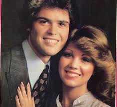 𝓗𝓪𝓹𝓹𝔂 43𝓻𝓭 𝓐𝓷𝓷𝓲𝓿𝓮𝓻𝓼𝓪𝓻𝔂 𝓓𝓸𝓷𝓷𝔂 𝓪𝓷𝓭 𝓓𝓮𝓫𝓫𝓲𝓮  𝓞𝓼𝓶𝓸𝓷𝓭! 𝙼𝚊𝚢 8, 1978 ♡ ♥︎ 43 𝒚𝒆𝒂𝒓𝒔 𝒂𝒈𝒐 𝒕𝒐𝒅𝒂𝒚,  𝑫𝒐𝒏𝒂𝒍𝒅 𝑪𝒍𝒂𝒓𝒌 𝑶𝒔𝒎𝒐𝒏𝒅 (20) 𝒂𝒏𝒅 𝑫𝒆𝒃𝒓𝒂 𝑮𝒍𝒆𝒏𝒏 (19)  𝐰𝐞𝐝 𝒐𝒏 𝑴𝒐𝒏𝒅𝒂𝒚, 𝑴𝒂𝒚 8 ...