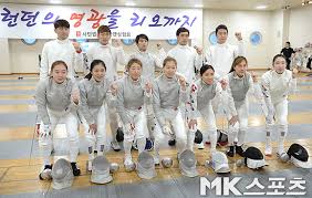 올림픽 코로나19로 달라지는 광경…'메달 깨무는 포즈 안 돼요' 2016년 리우 때 악수 거부로 퇴장…올해엔 악수·포옹 거부 권장 입력 : íŽœì‹±ëŒ€í'œíŒ€ ëŸ°ë˜ì˜ ì˜ê´'ì„ ë¦¬ì˜¤ê¹Œì§€ Mkí¬í†  ë§¤ì¼ê²½ì œ