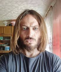 Tra pochi giorni, se tutto andrà per il verso giusto, i nostri occhi  saranno di nuovo contornati dall'inconfondibile "rimmel da miniera".  L'operazione di Sasha è fissata per i primi di settembre, ci