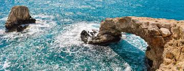 Kıbrıs) היא מדינת אי הממוקמת בים התיכון, מדרום לטורקיה וממערב לסוריה. ×œ×™×ž×¡×•×œ Seaprus