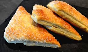 Realiser Cette Recette Fait Maison Facile Et Rapide De Chausson Aux Pommes A Base D Une Pate Feuillete Express Et Une Compote De Fruits Fait Maison Egalement