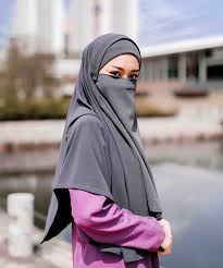 Ramai juga yang menyukai warna biru, dan the best part is penggunaan warna biru juga memang sesuai dipadankan dengan baju warna kelabu.mesti ada yang tidak begitu confident betul ke tudung warna biru sesuai dipadankan dengan baju warna kelabu, but trust me, its very nice and matching. Menyusuri Kisah Wanita Teladan Saidatina Khadijah R Ha Ialah Wanita Pertama Yang Beriman Kepada Allah Dan Rasul Nya Beliau Banyak Iman