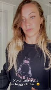 Especially don’t just her if she has holes in it. 😮‍💨 #girlswithtattoos  #girlswholift #girlswholiftheavy #fitgirlswithtattoos