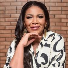 Não se trata apenas de ter uma extensão capilar, é sobre se reconhecer de  novo no espelho. Aqui no Studio Edna Muniz, tudo é pensado nos mínimos  detalhes, a beleza não vem