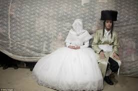 Young Couple S Ultra Orthodox Jewish Wedding In Jerusalem Jewish Weddings Dress Orthodox Jewish Jewish Bride