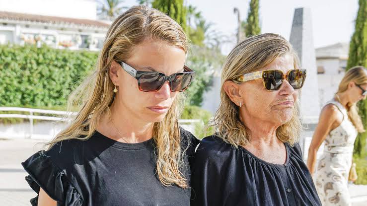 Cari Lapique y su hija Carla Goyanes, devastadas: las tres muertes en  veinte días que han roto por completo su familia
