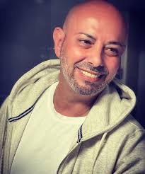 Buenos días a tod@s, hoy me gustaría felicitar su cumpleaños en este grupo,  con vuestro permiso, a un gran vecino nacido en Casamaria en casa de l@s  abuel@s un día como hoy