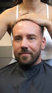 Du hast auch #Geheimratsecken wie Chris? Dann melde dich und wir finden für  dich dein #hairsystem 🙌
