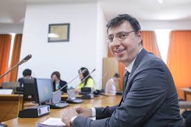 În anul 2015, deficitul pe pensii era de 18 miliarde de lei, iar acum acesta se reduce până la 7 miliarde lei, în acest an, ceea ce. Ministrul FinanÈ›elor AnunÈ›Äƒ O Prevedere Prin Care SÄƒ Nu ScadÄƒ Salariile La Privat DupÄƒ Trecerea ContribuÈ›iilor De La Angajator La Angajat